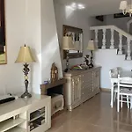 Townhouse With Sea View 펜션 네르하
